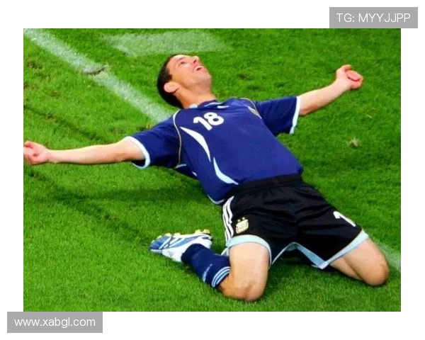 特鲁宾进球后被压膝盖仍有伤痛